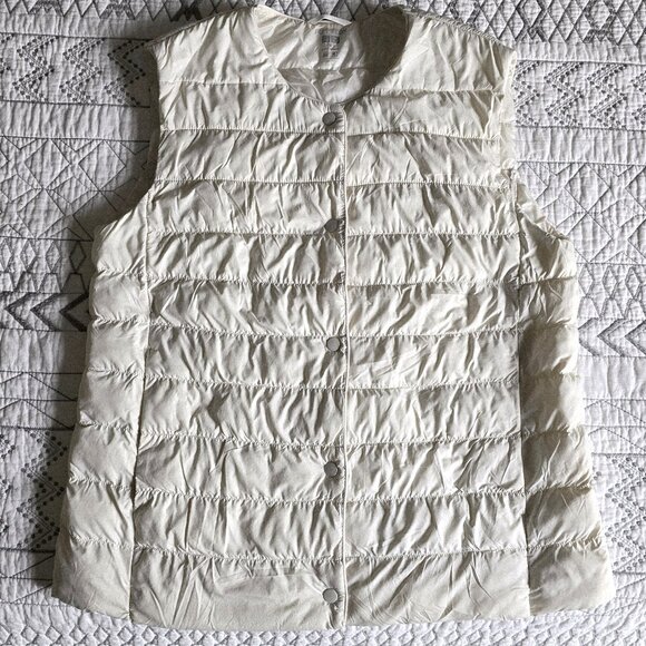Uniglo Lightweight PuffTech Compact Vest Ivory Size Medium EUC - Picture 1 of 5